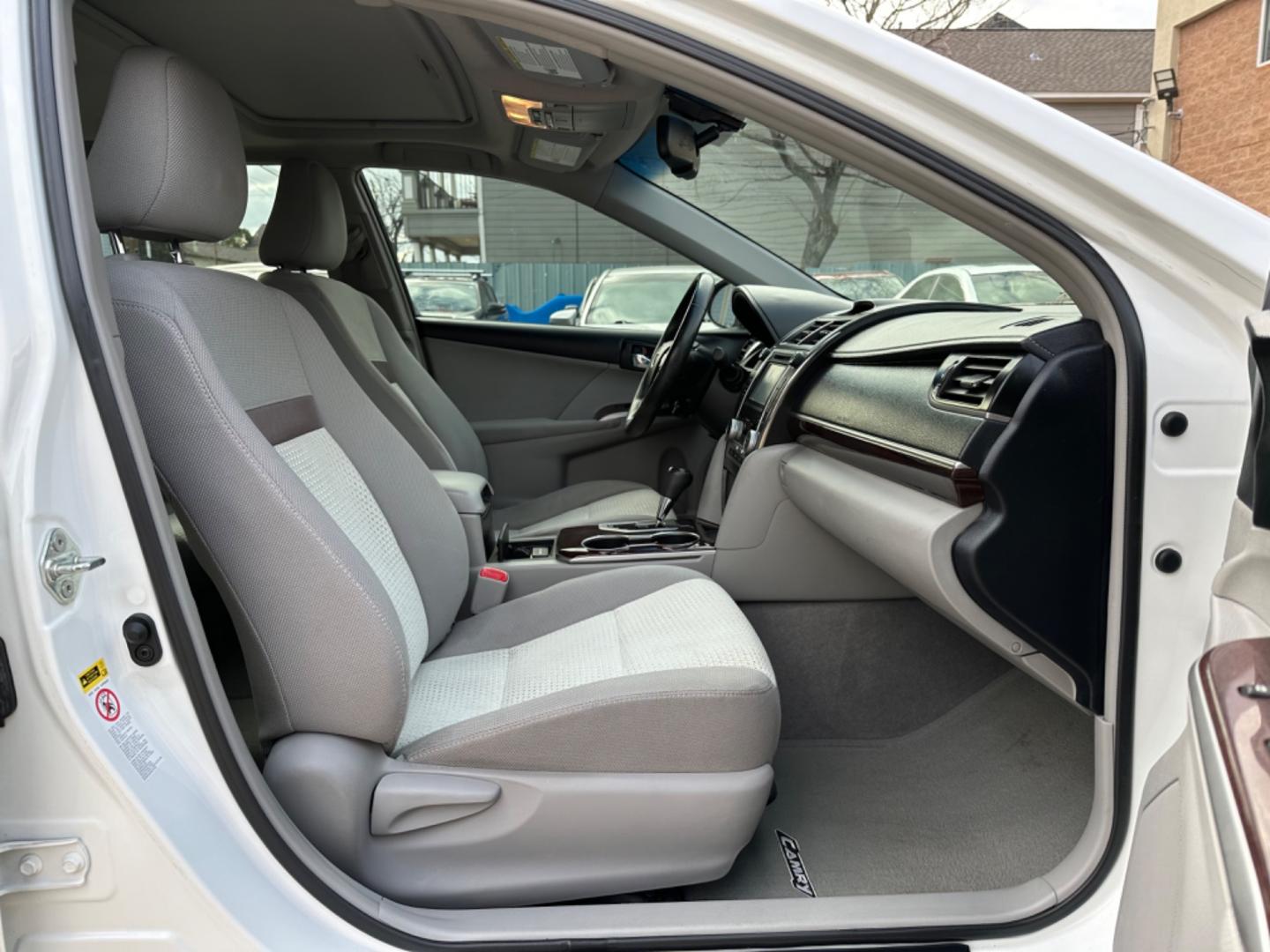 2012 White /Silver Toyota Camry XLE (4T4BF1FK0CR) with an 2.5L engine, Automatic transmission, located at 1501 West 15th St., Houston, 77008, (713) 869-2925, 29.797941, -95.411789 - Photo#4